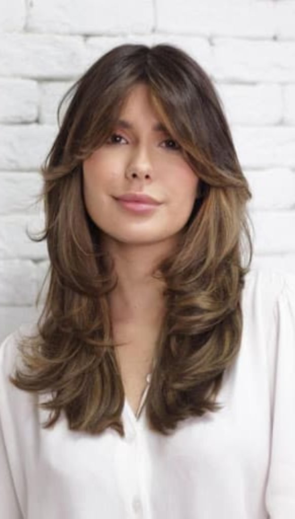 Butterfly-Cut Wavy Hair with Face-Framing Bangs