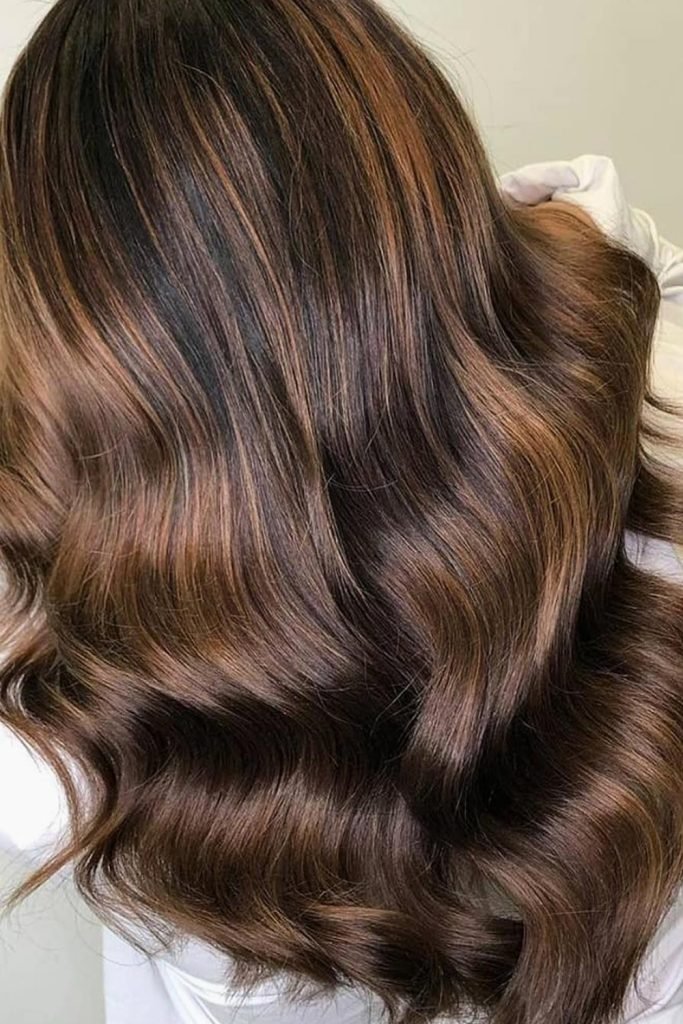 Glossy Caramel Waves: Stunning Hairstyle Ideas