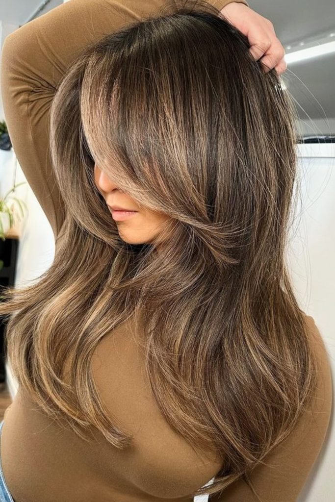 32. Feathered Layers with Face-Framing Highlights